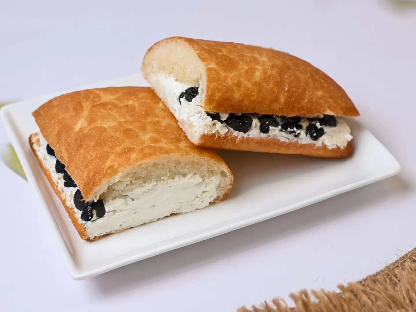 ساندويتش اللبنة مع الزيتون