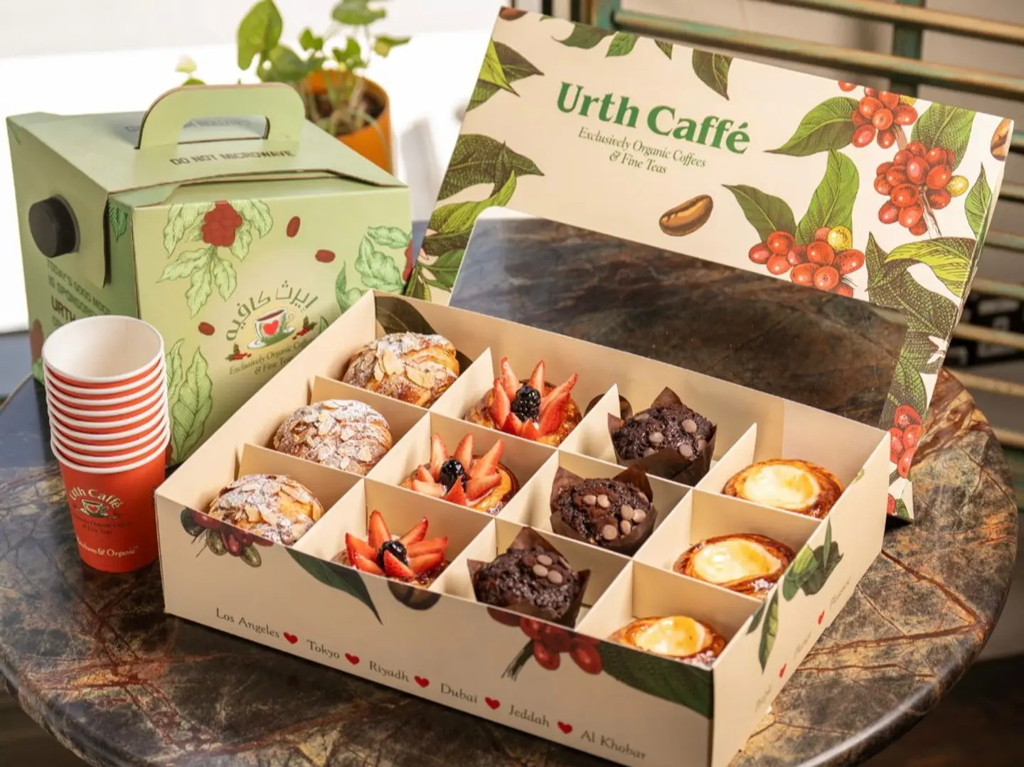 مجموعة حلويات رمضان مع علبة قهوة