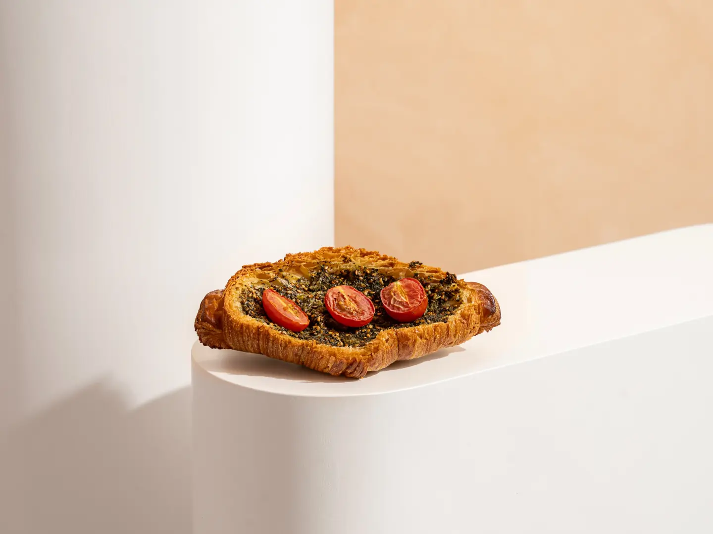 كروسان الزعتر والطماط المشوي