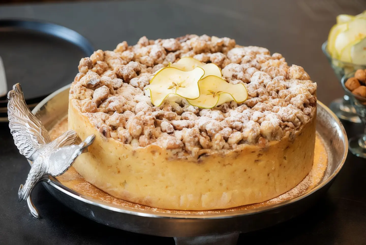 كيكة التفاح بالبندق كبيرة