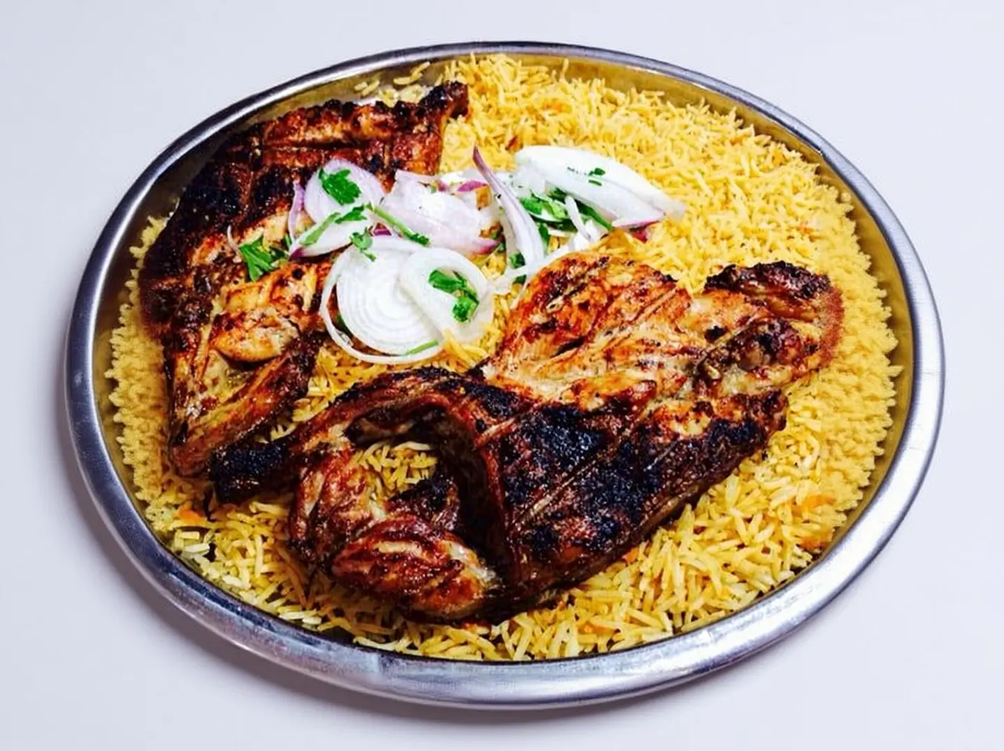 نص دجاج على الفحم مع رز بخاري