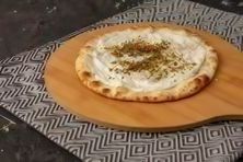 بيتزا لبنة بالزعتر