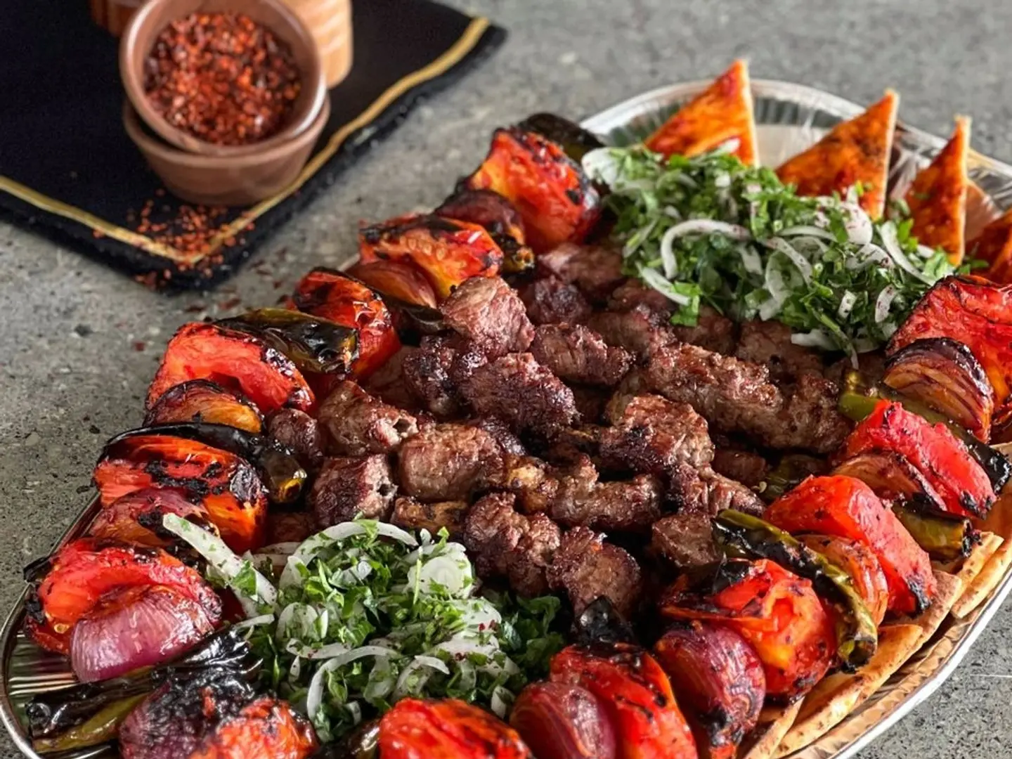 وجبة مشكل لحم