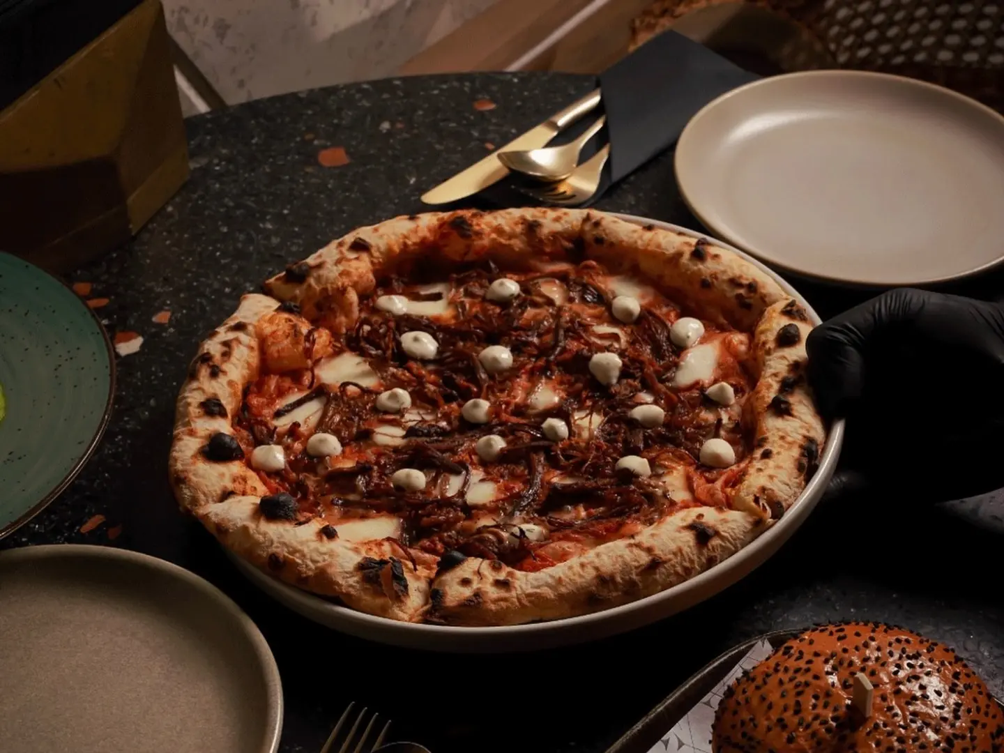 بيتزا لحم البرسكت المدخن