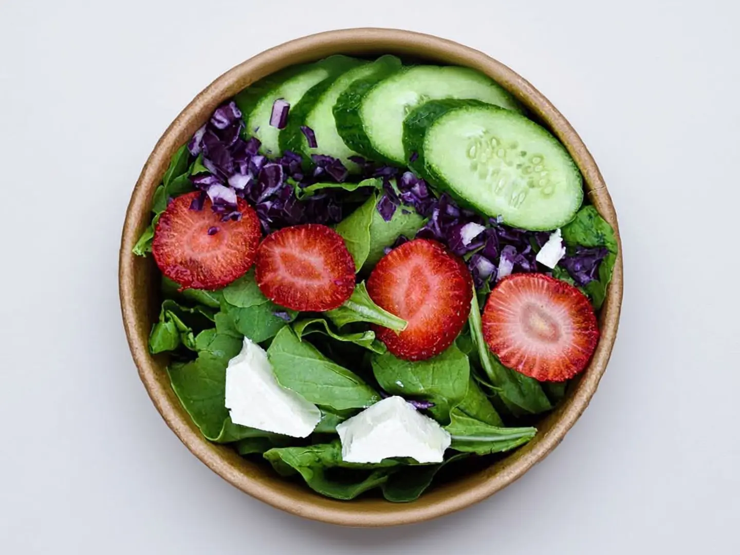 سلطة الجرجير و الفراولة