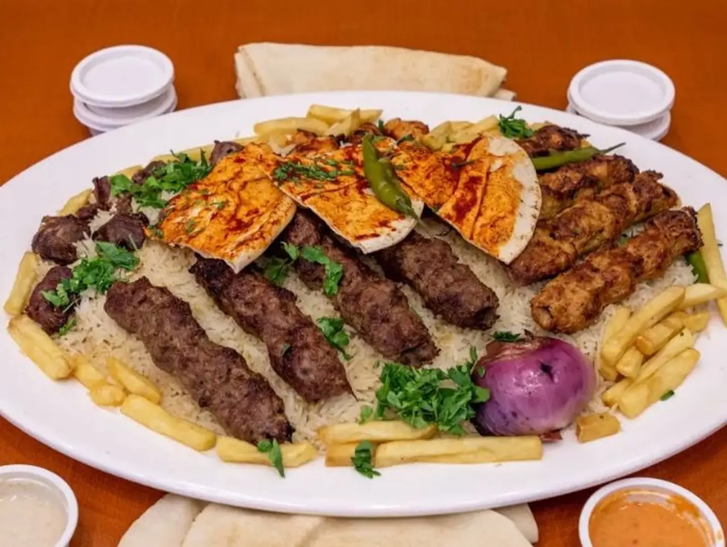 صحن مشكل مشاوي ٦ اسياخ مع الرز
