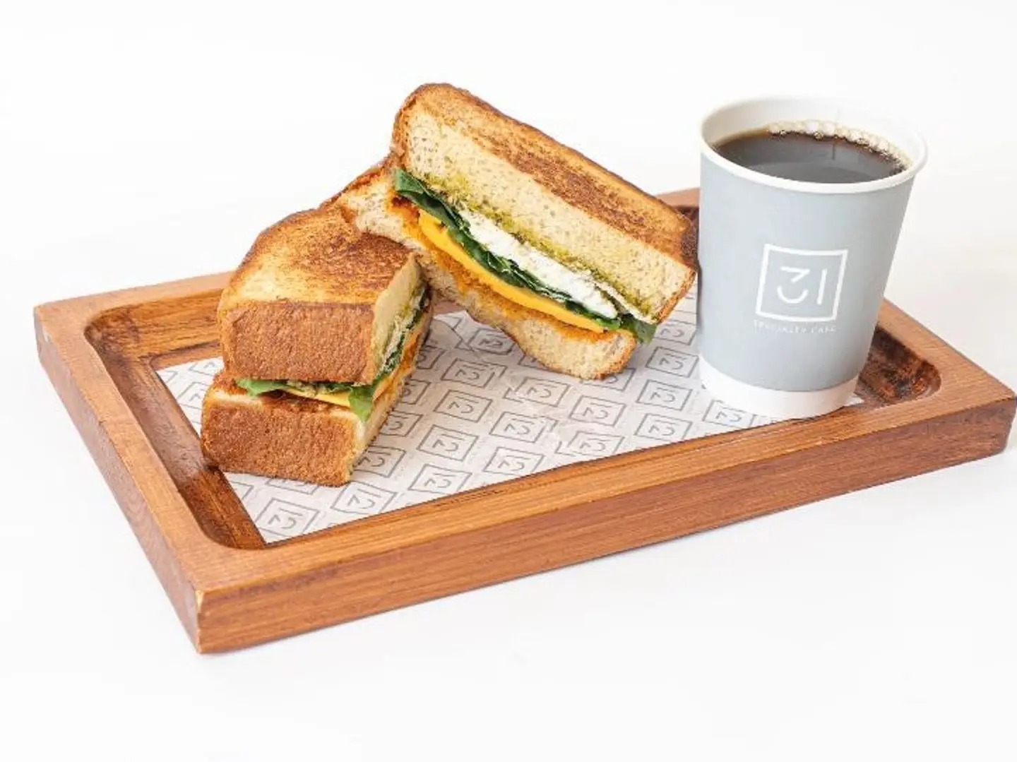 قهوة اليوم مع ساندوتش جبن الفيتا والزعتر بالبستو