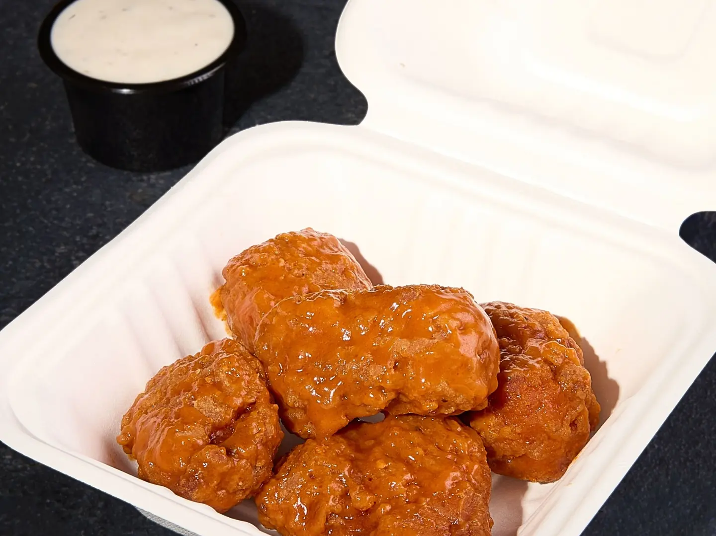 اجنحه دجاج مخليه مع بافلو صوص