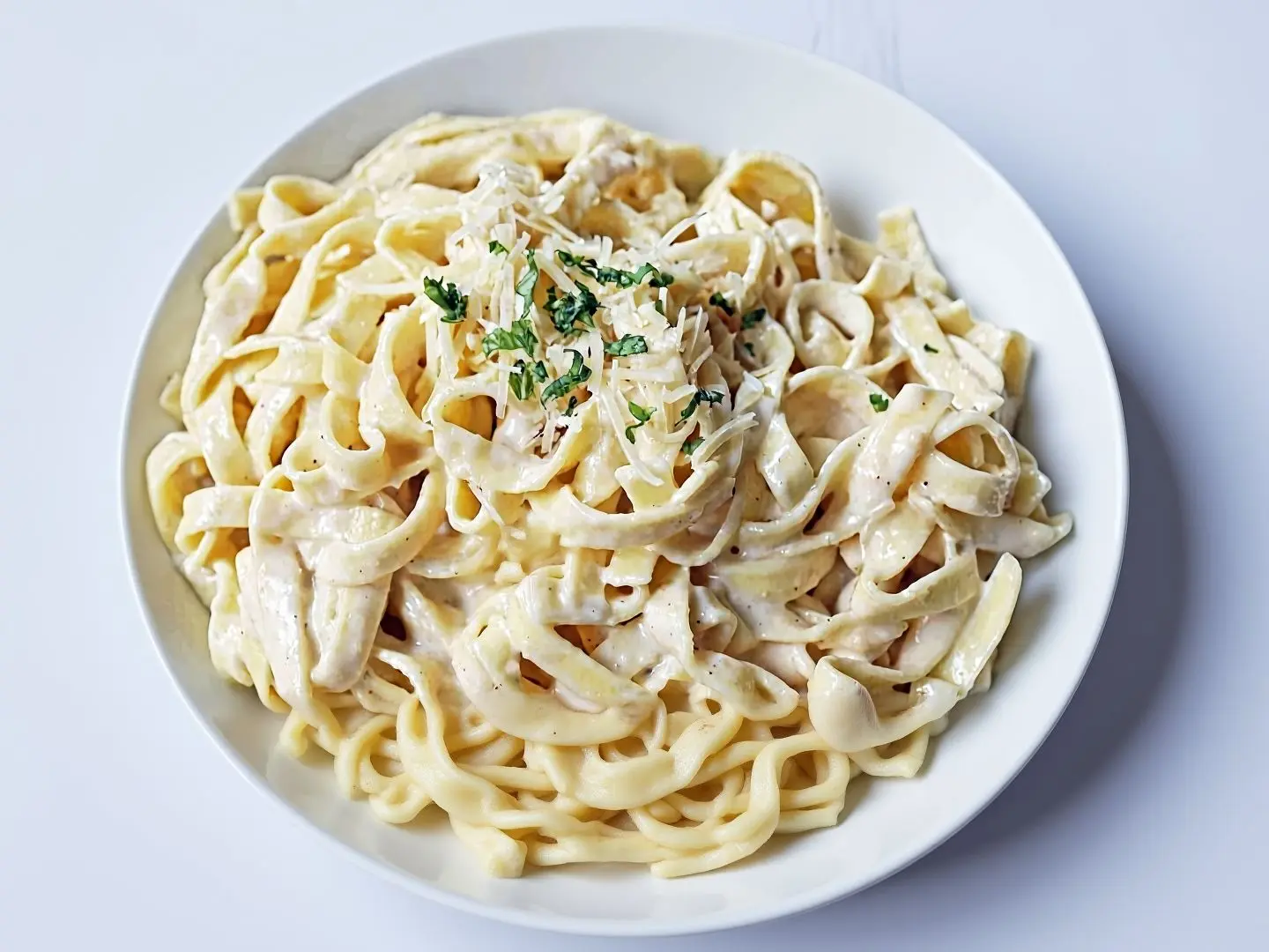 باستا ببروني بيضاء