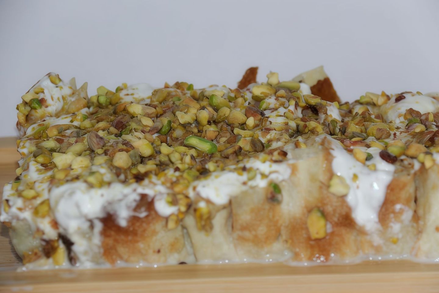 قشطة وعسل مع مكسرات - وسط