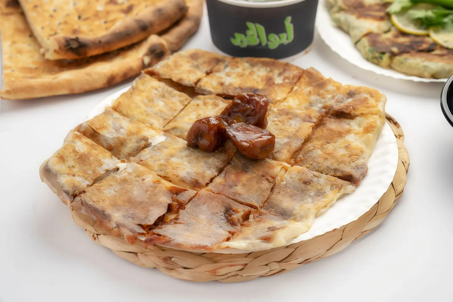 مطبق التمر بالقشطة