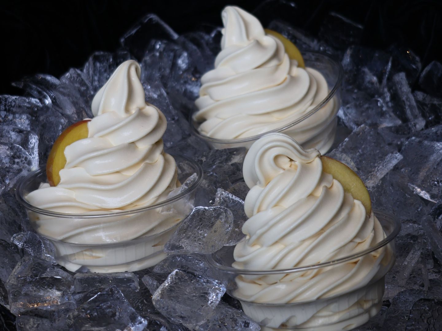 White Peach Ice Cream Offer 3 Pcs With Bag Ice