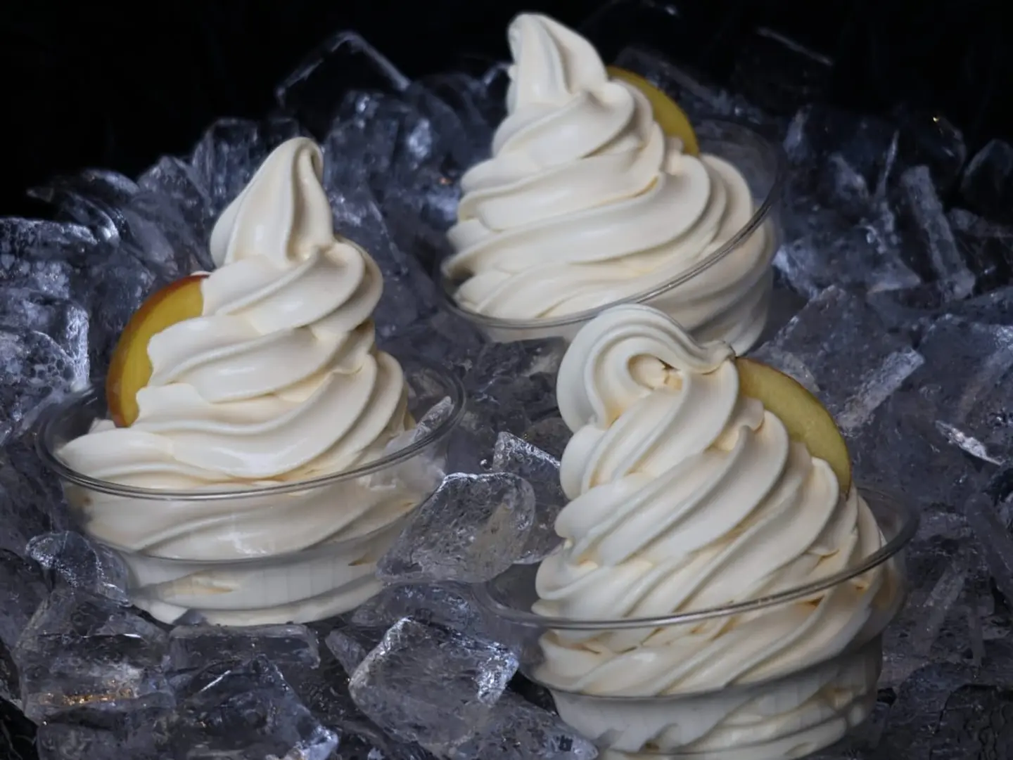 White Peach Ice Cream Offer 3 Pcs With Bag Ice
