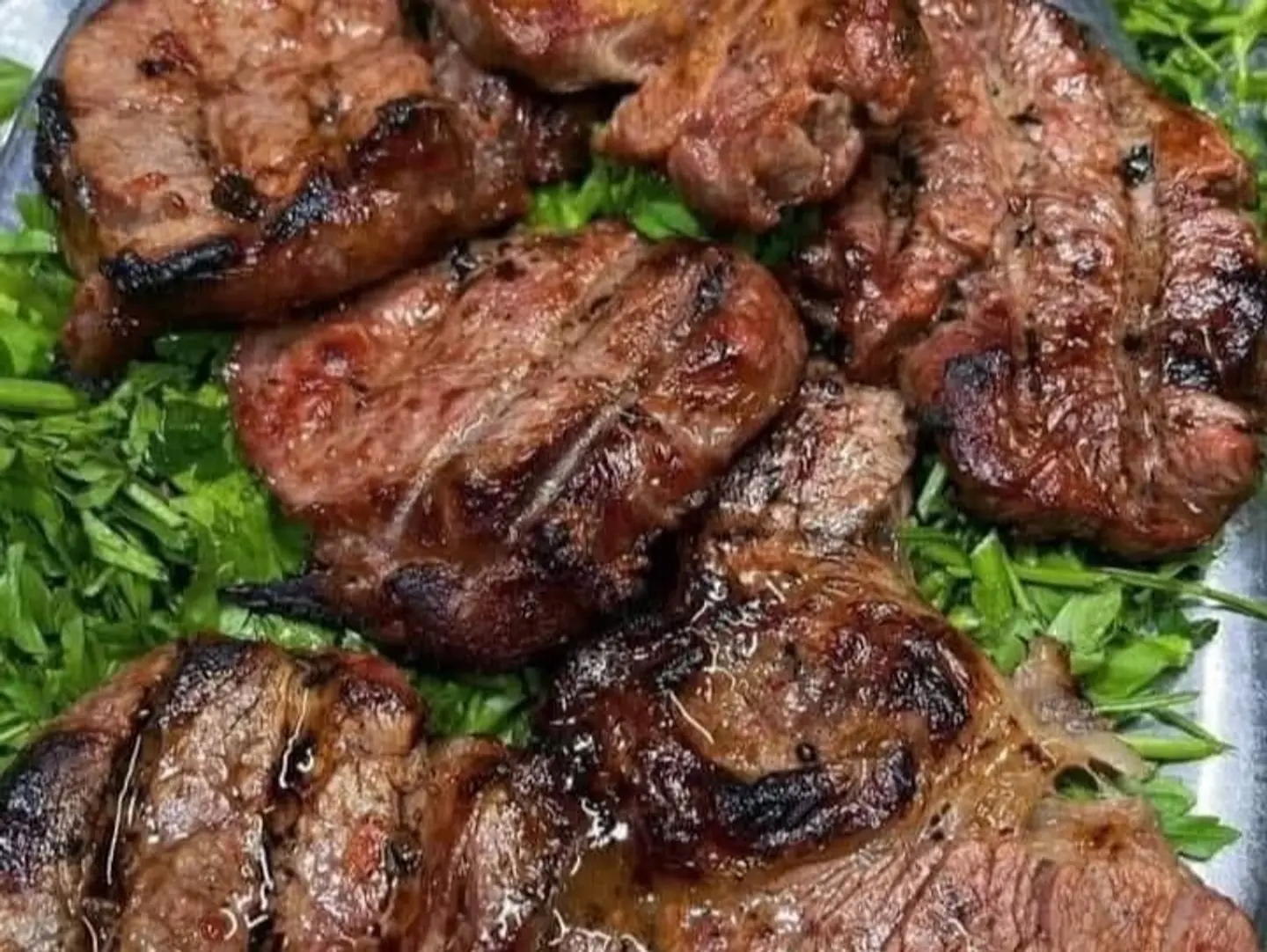 نص كيلو اوصال لحم مع خبز وطحينه وسلطه