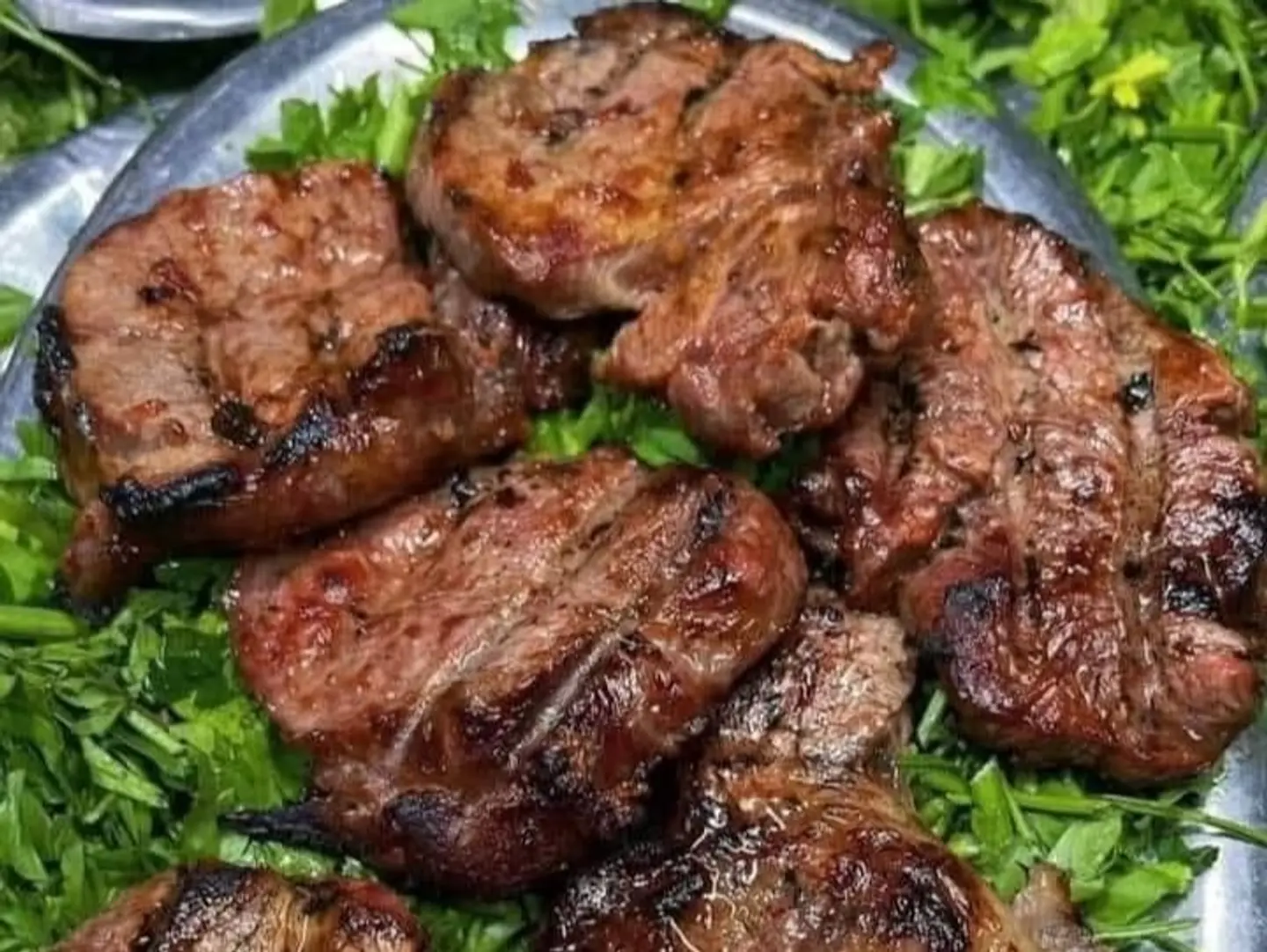 نفر اوصال لحم مع خبز وطحينه وسلطه