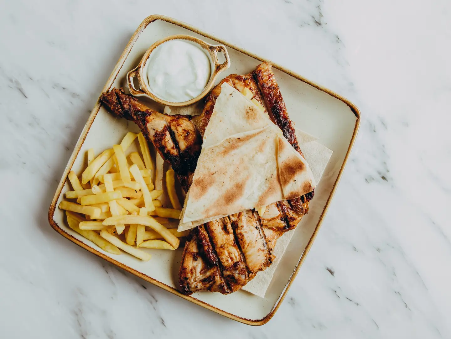 دجاج مشوي كامل عى الفحم