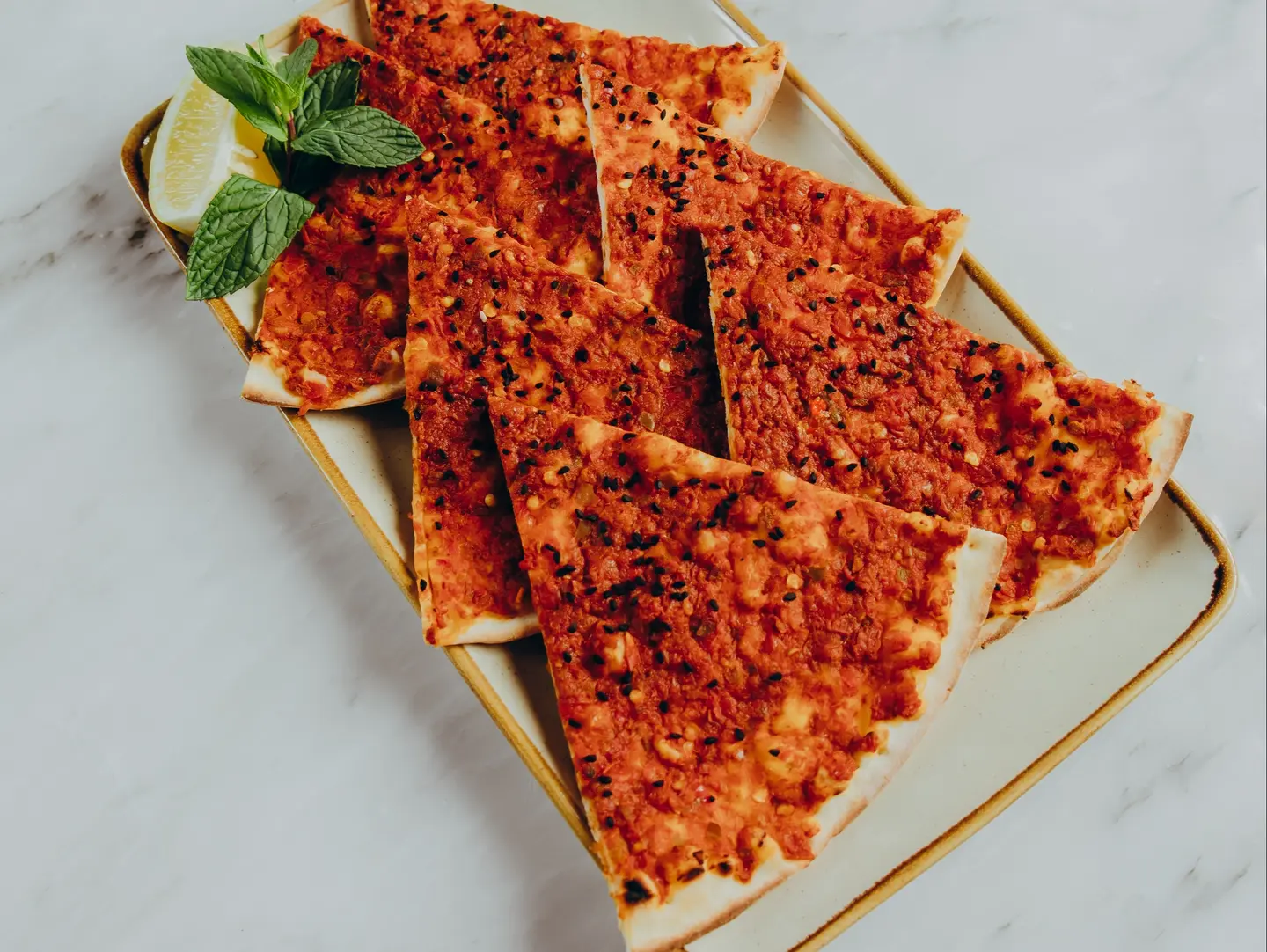 مناقيش محمرة