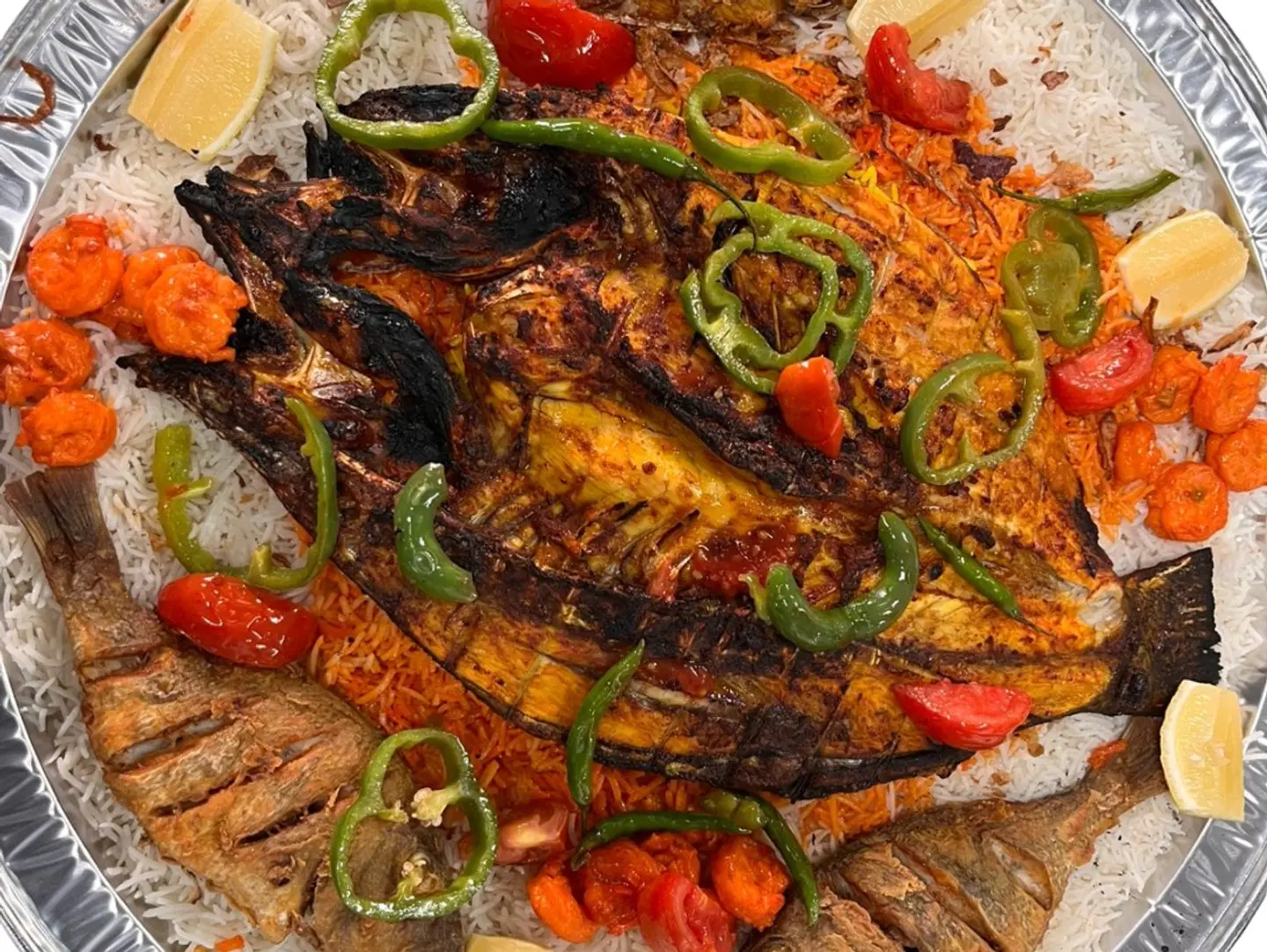 طبق مأكولات بحرية مشكلة