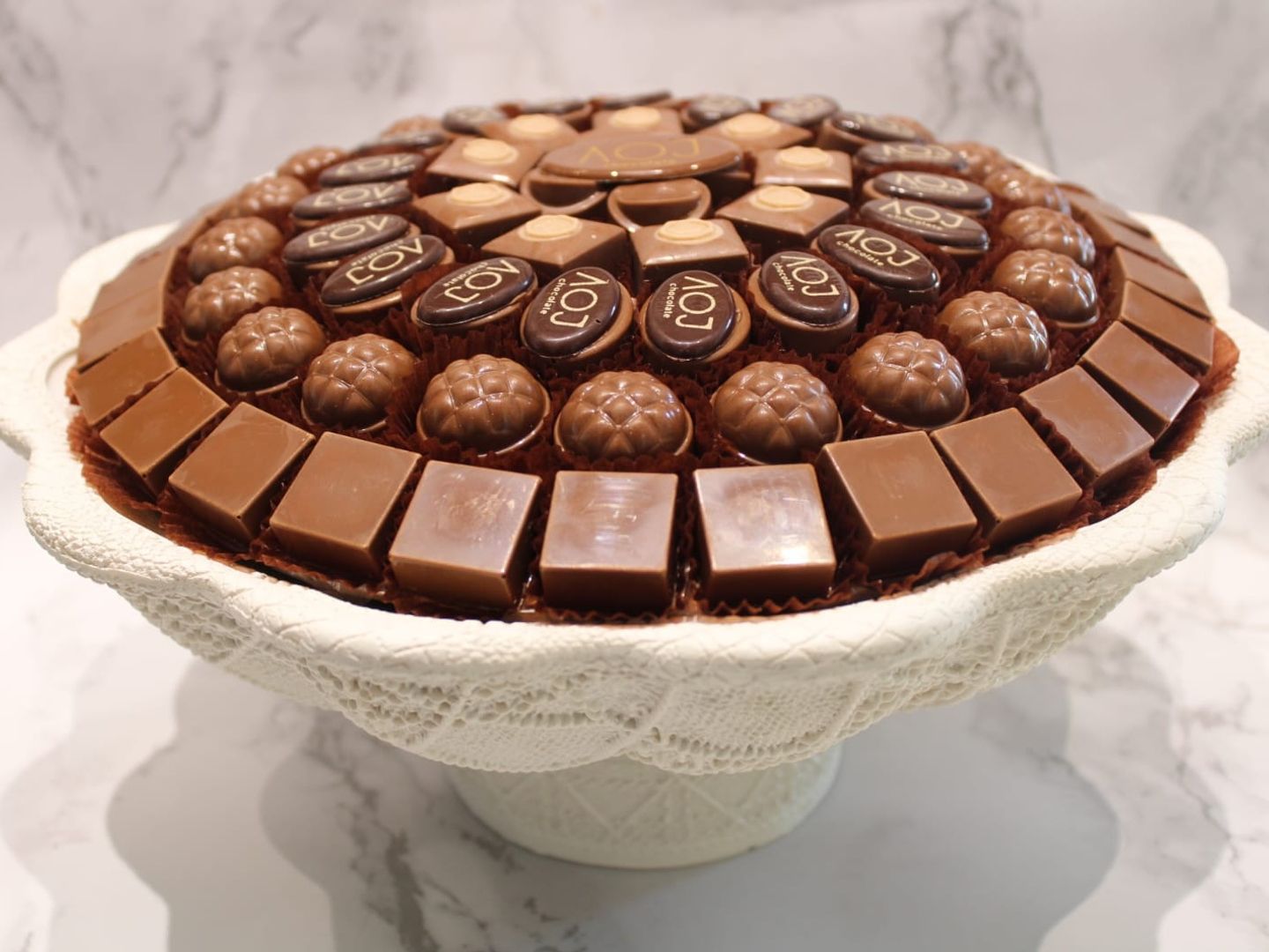 صينيه شكولاتة مدوره بيضاء مزخرفه