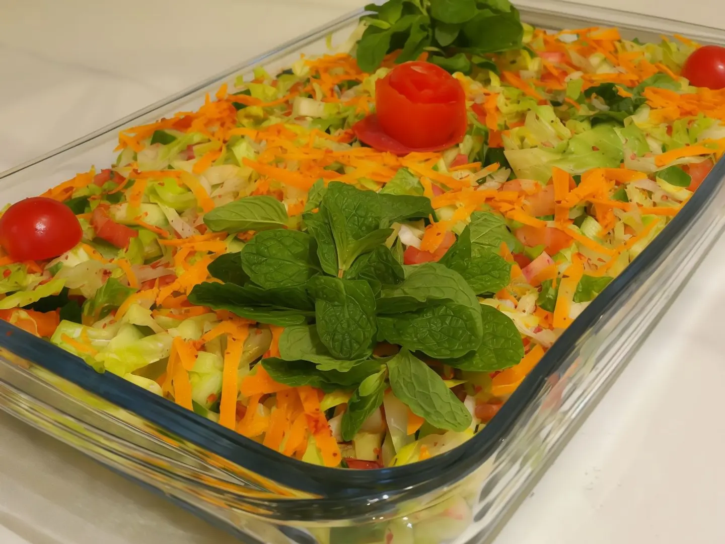 صنية سلطة خضراء