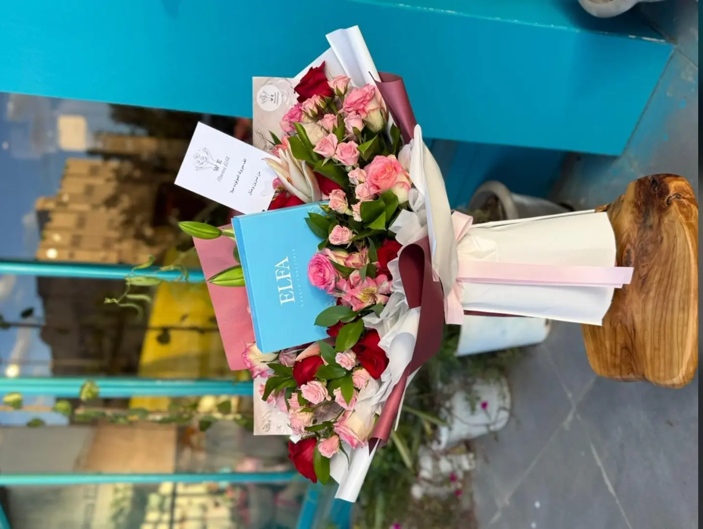 باقه واقفه مع شوكلت ورديات انيقه