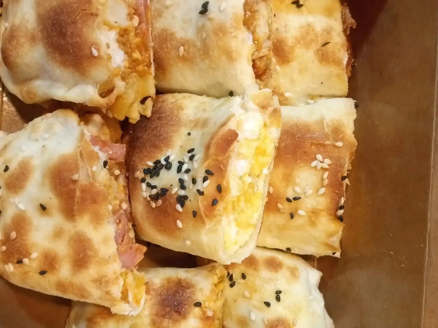 Mix 5 Small Pies With Diffrent Tipe Like Chicken,Cheese,Falafel And Egges