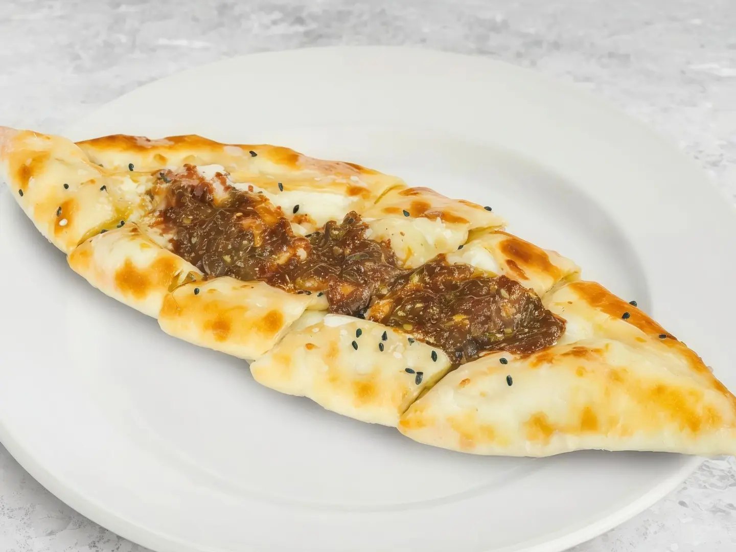 فطيرة جبن حلومي بالزعتر