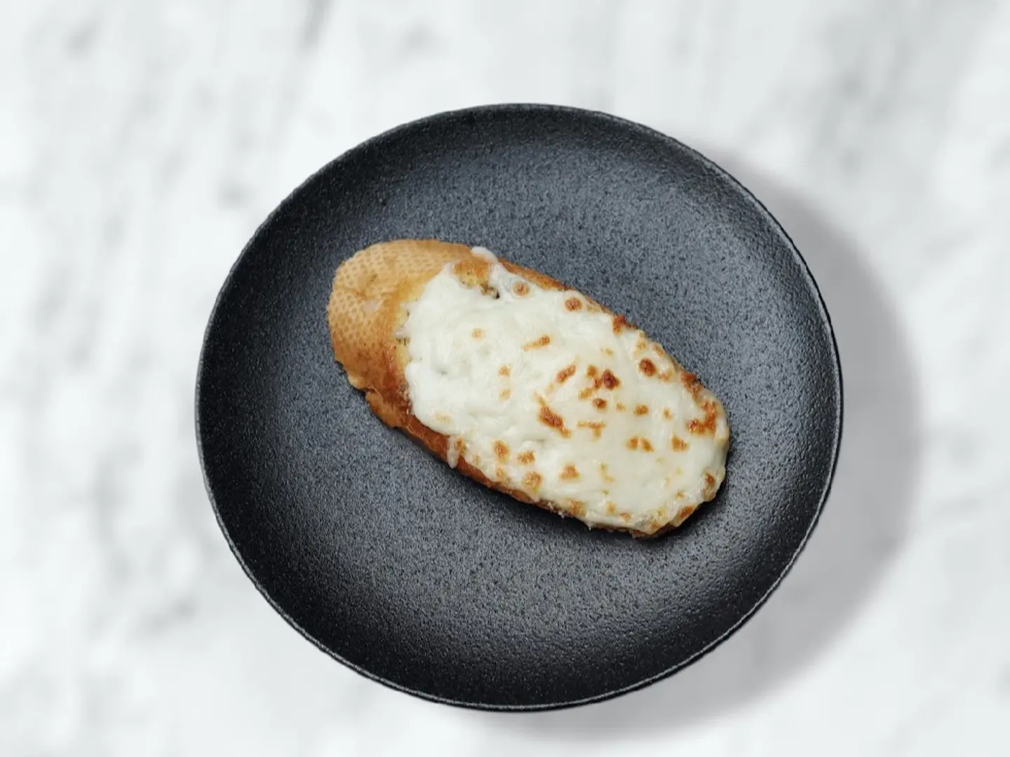 خبز بالجبنة الموزريلا