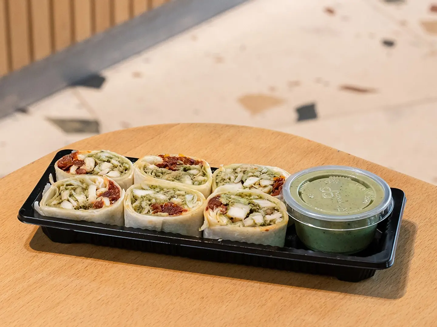 رول بايتس دجاج بالبيستو