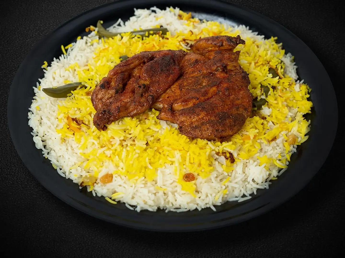 نصف حبة دجاج مظبي حار مع أرز شعبي