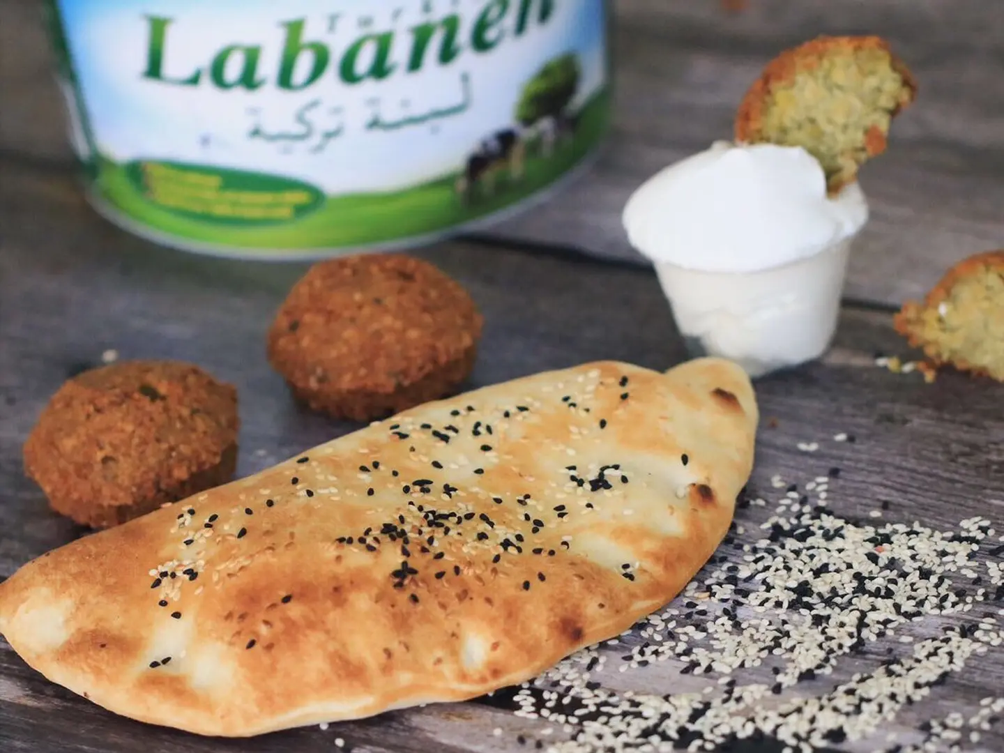 فطيرة فلافل باللبنة