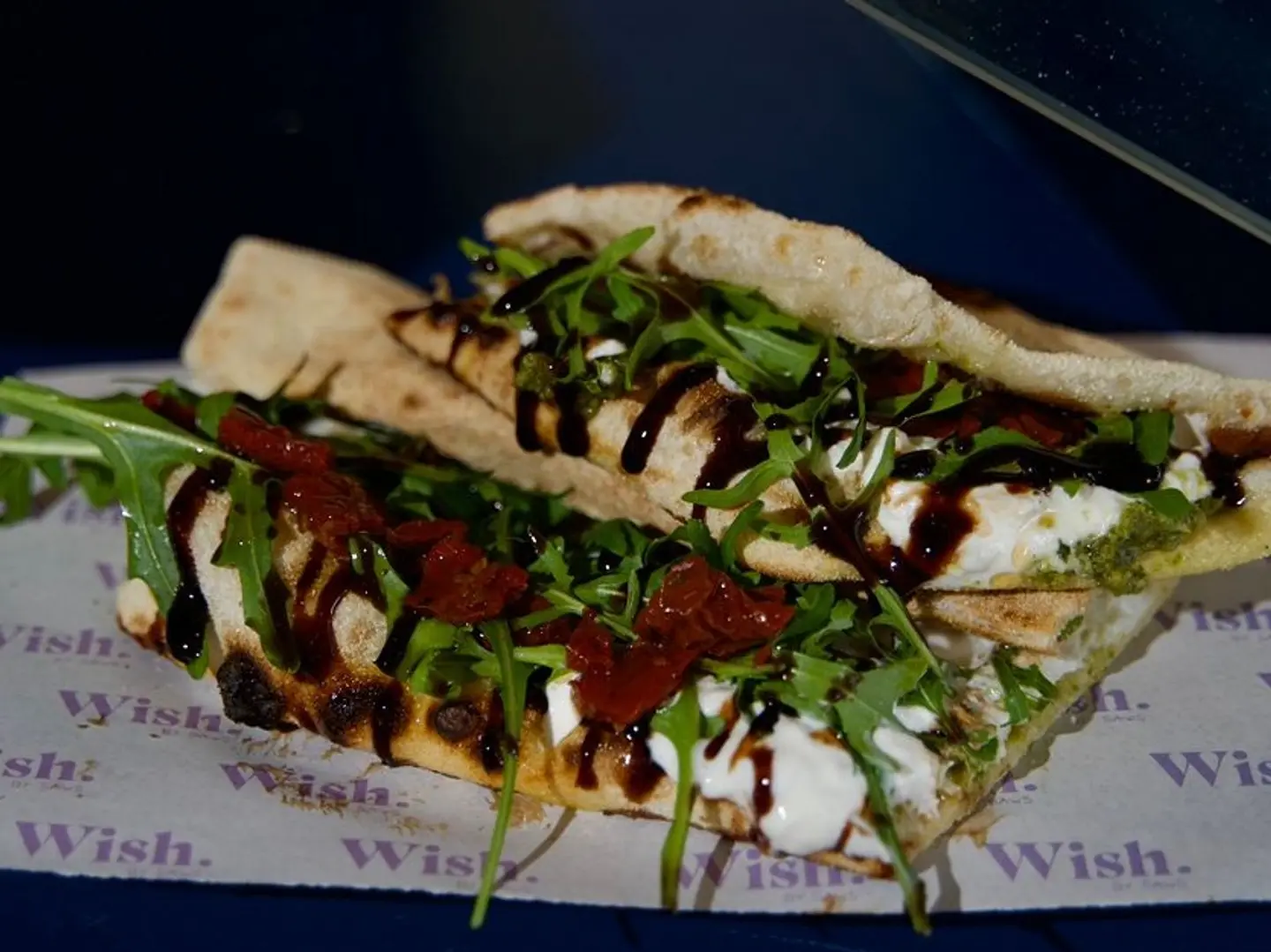 ساندويتش خبز البيتا بالجبن البوراتا