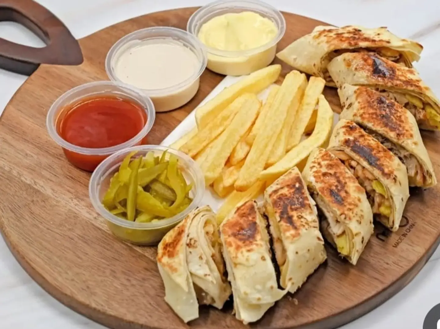 صحن عربي وسط مع الجبن