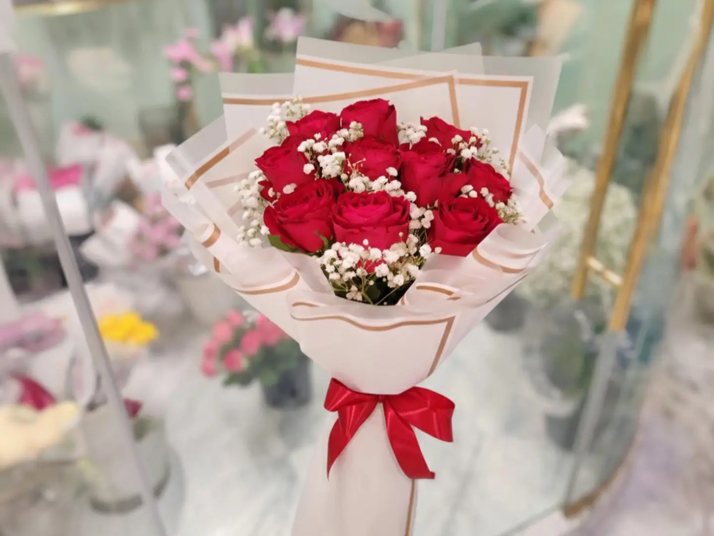 10 باقة وردة حمراء - غلاف الذهب الأبيض