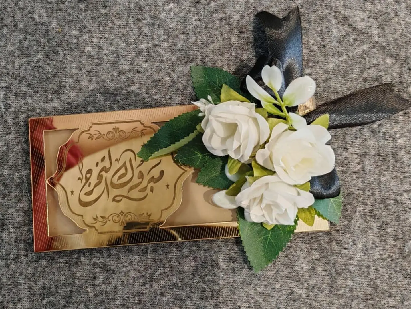 حامل نقود التخرج مزين بالزهور