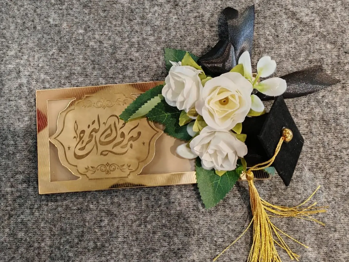 حامل نقود التخرج مزين بزهرة وقبعة تخرج