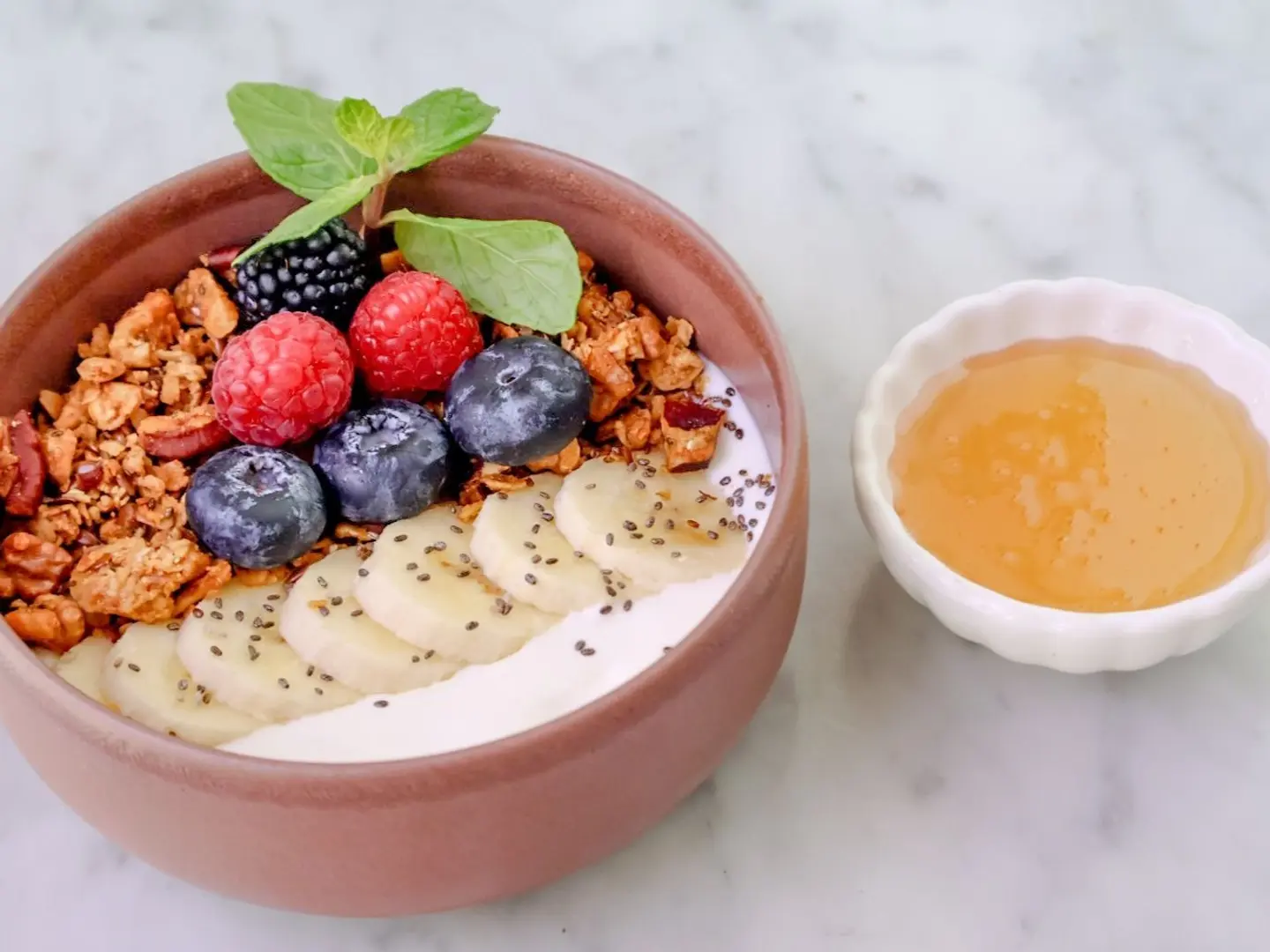 زبادي يوناني مع الغرانولا