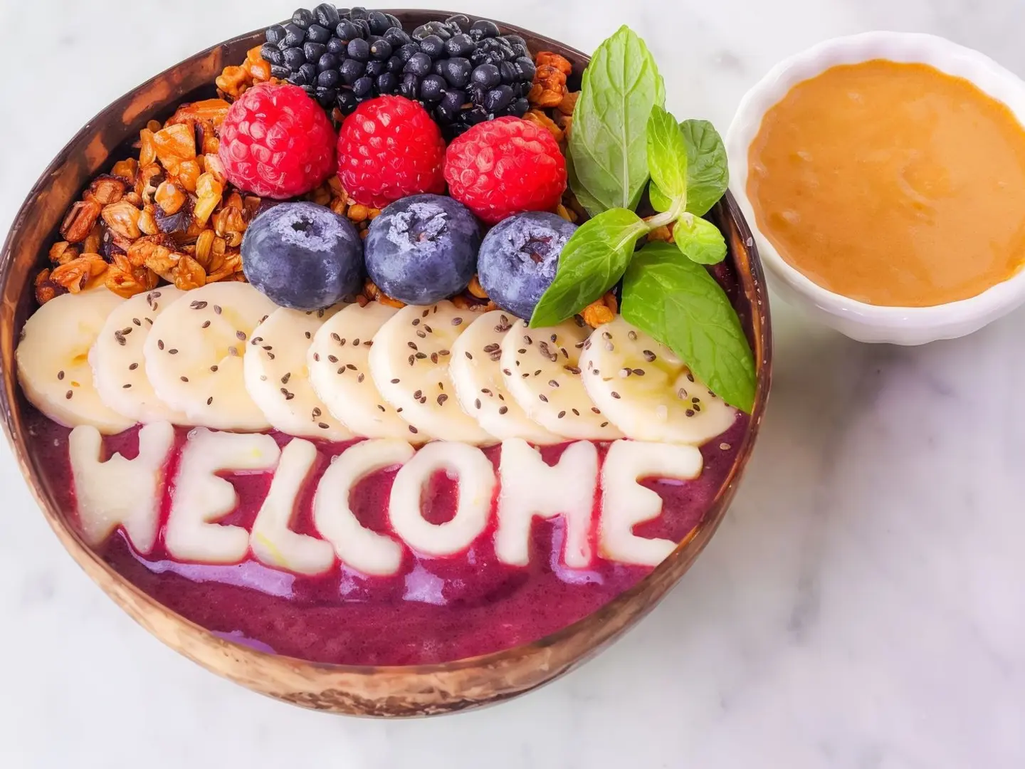 أساي سموذي بول مع غرانولا