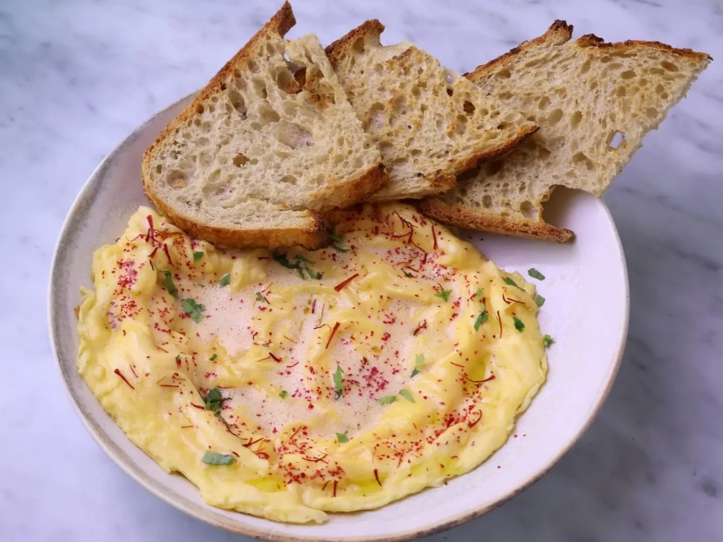 البيض المخفوق مع الزعفران