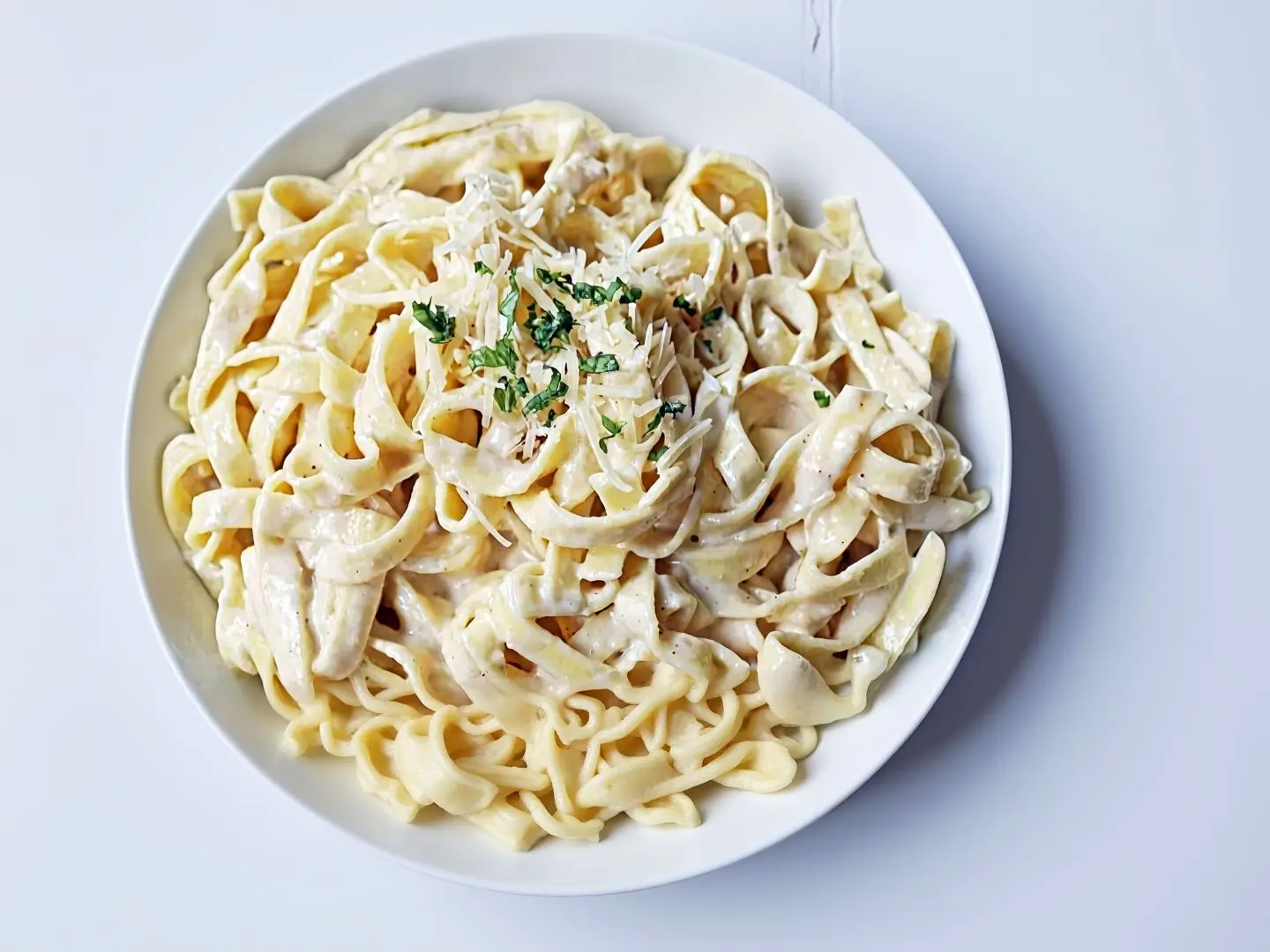 باستا ببروني بيضاء