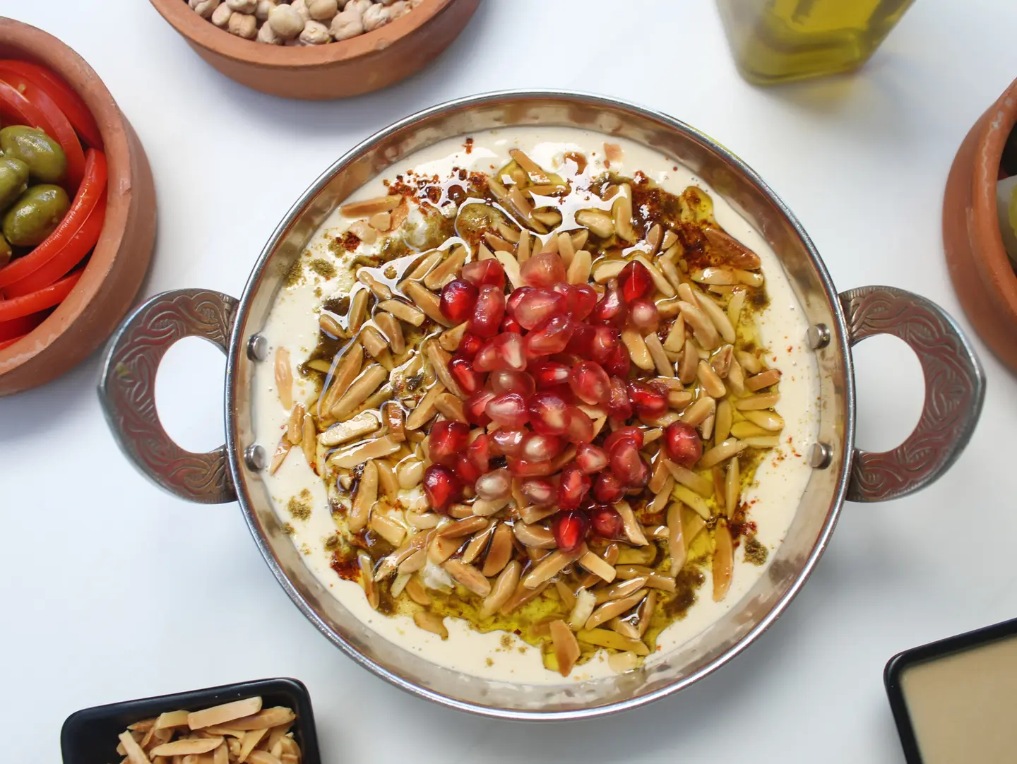فتة بزيت الزيتون مع المكسرات