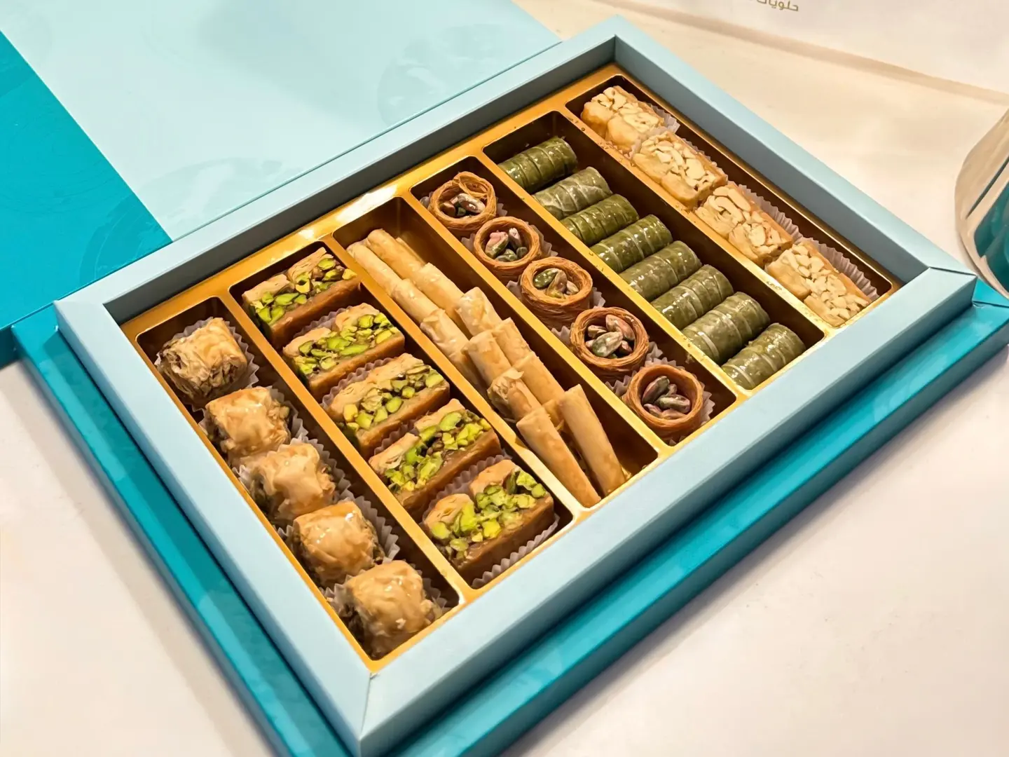 بوكس بقلاوة مشكل فاخر