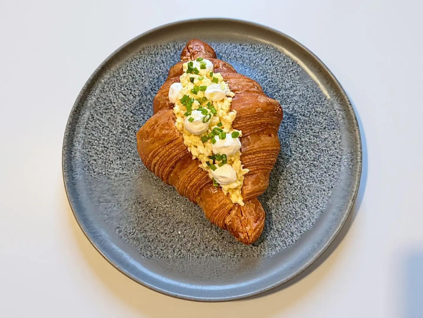 بيض سكرمبل كروسان