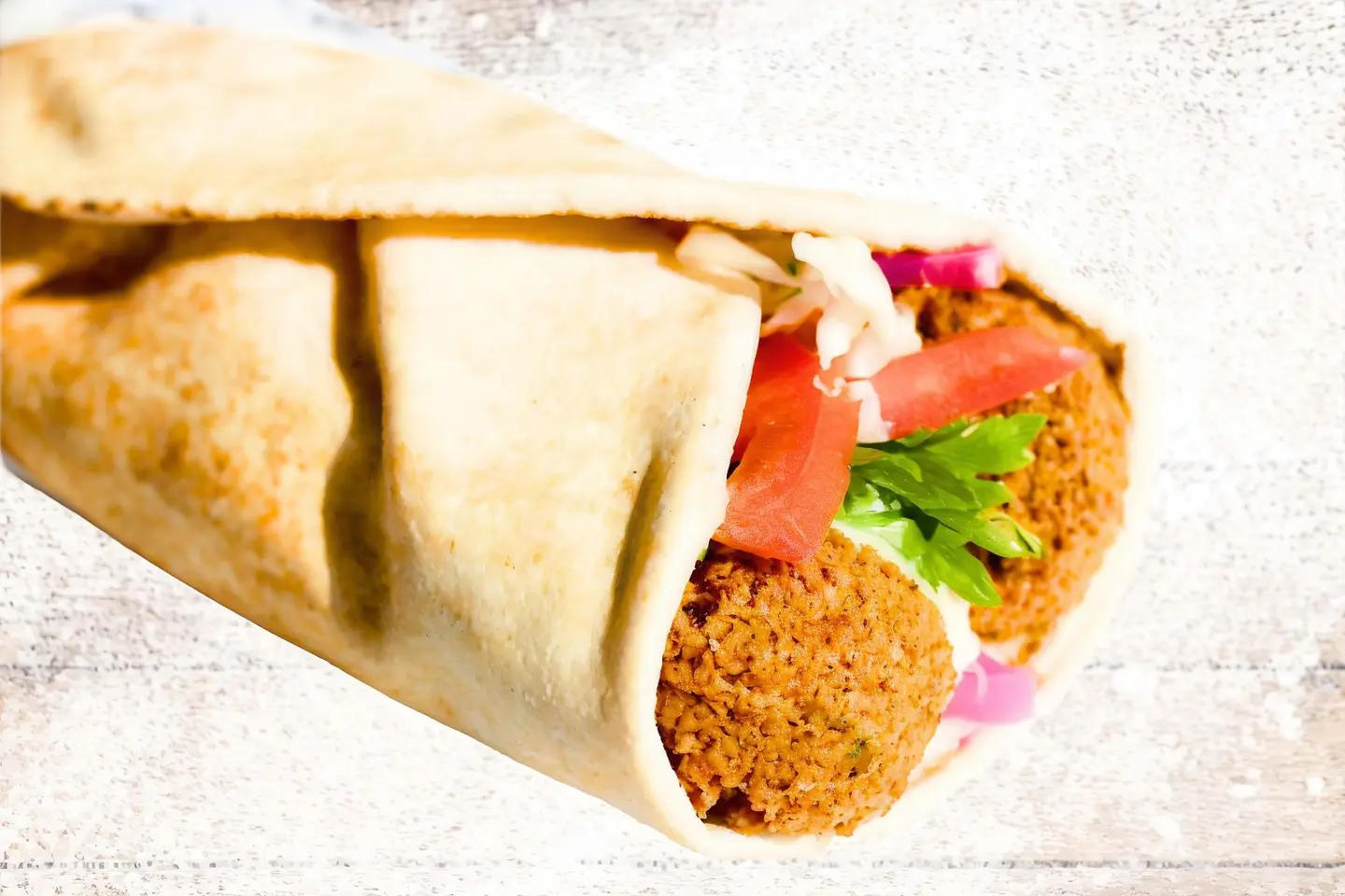 ساندويش فلافل بالحمص