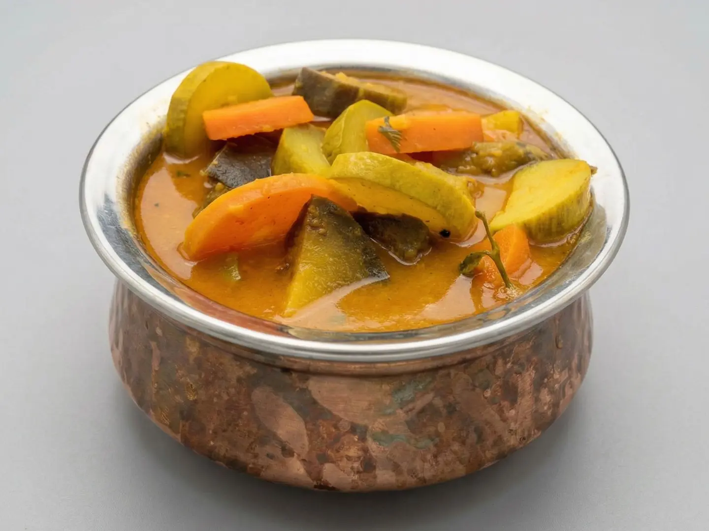 مرق الخضار مع ٣ شباتي