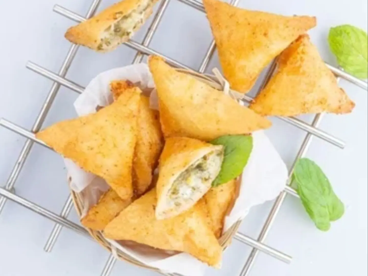 سمبوسة محشية بالجبن البيضاء