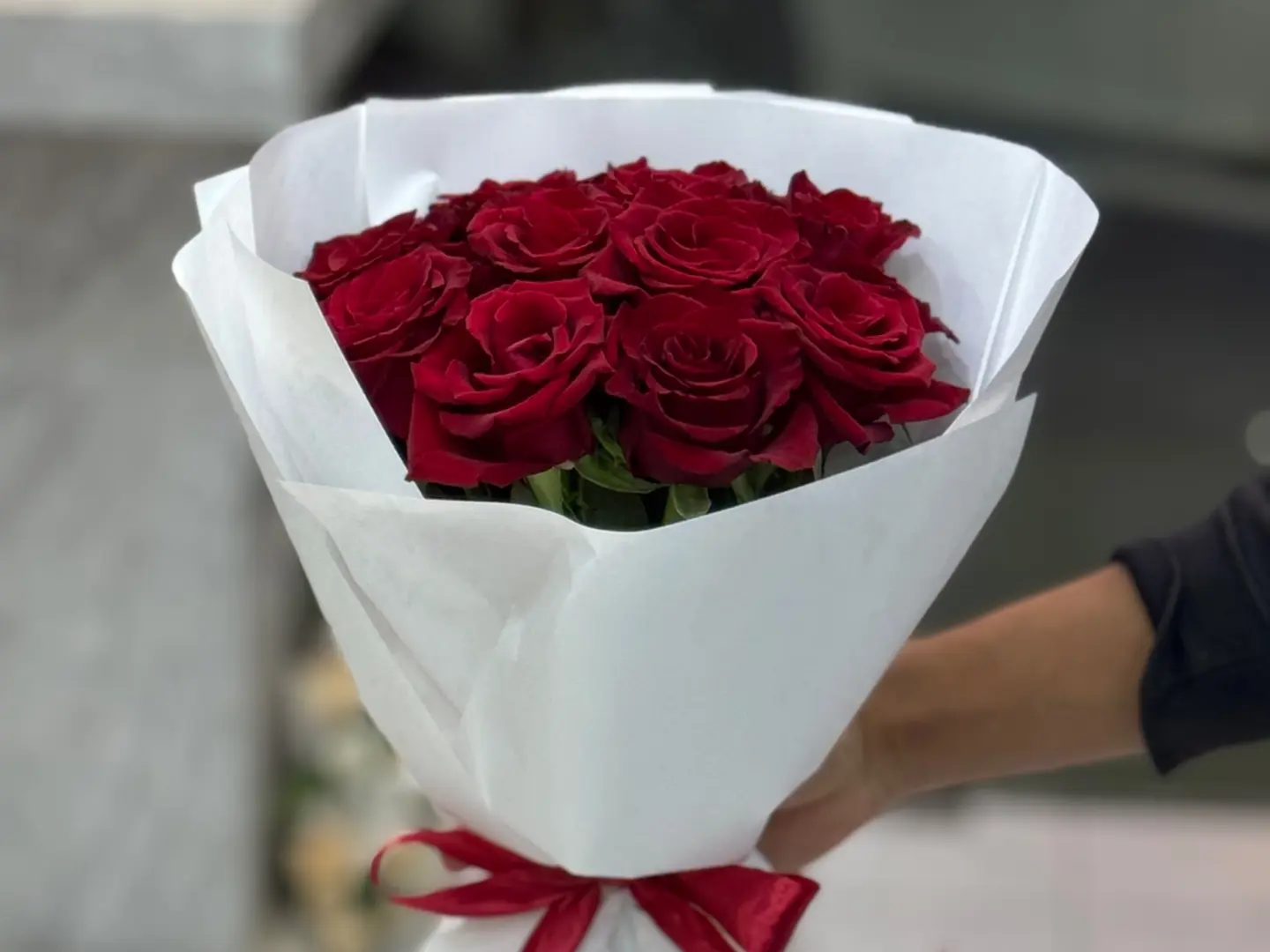 Red Roses, Round White Packaging