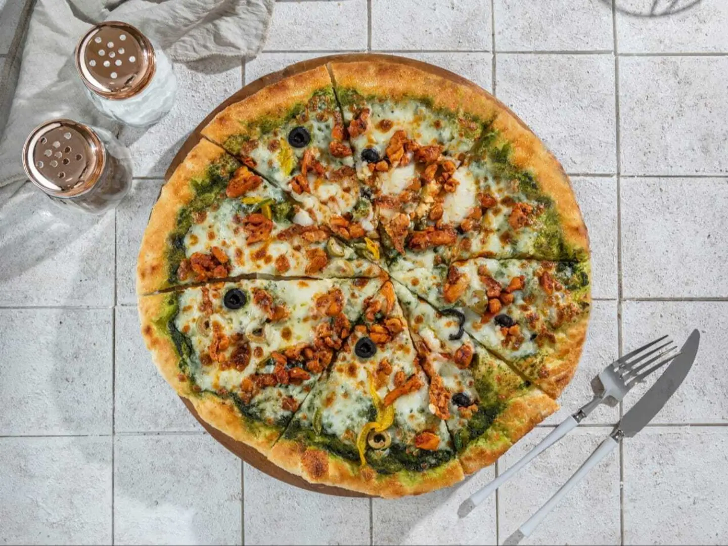 بيتزا دجاج مع صوص البيستو