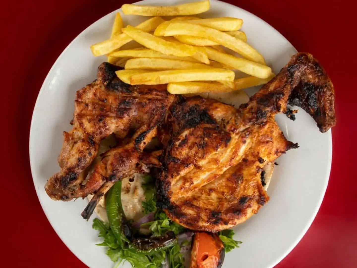 نصف دجاجة علي الفحم