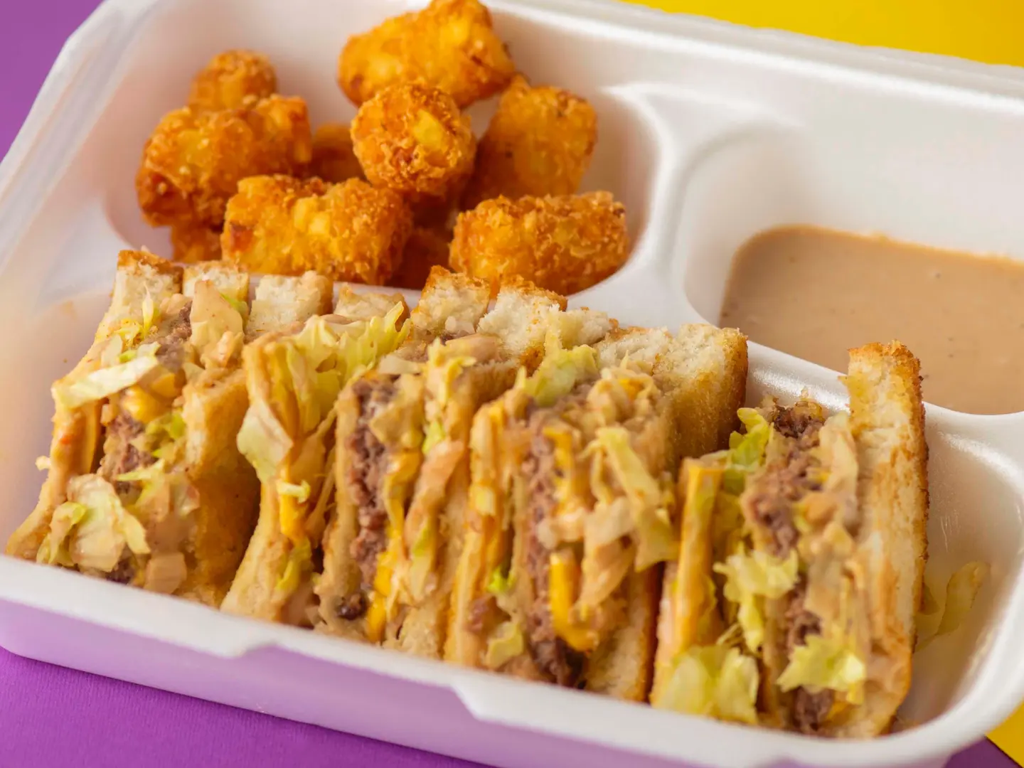 الكلوب ساندوتش لحم و بيكون و هاش براوني